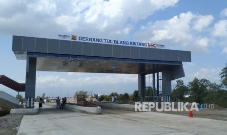  Kondisi pengerjaan proyek pembangunan Jalan Tol Banda Aceh - Sigli pada Jumat (21/2). Proyek ini ditargetkan rampung pada tahun 2021 mendatang. Tol sepanjang 74 kilometer ini merupakan satu dari 27 ruas rangkaian mega proyek Tol Trans Sumatera. 