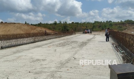  Kondisi pengerjaan proyek pembangunan Jalan Tol Banda Aceh - Sigli pada Jumat (21/2). Proyek ini ditargetkan rampung pada tahun 2021 mendatang. Tol sepanjang 74 kilometer ini merupakan satu dari 27 ruas rangkaian mega proyek Tol Trans Sumatera. 