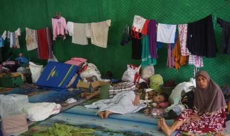 Banten Rencanakan Relokasi Korban Bencana.  Foto: Kondisi pengungsi di Posko pengungsian Banjar Irigasi, Kecamatan Lebak Gedong, Kabupaten Lebak, Banten, Rabu (8/1). 