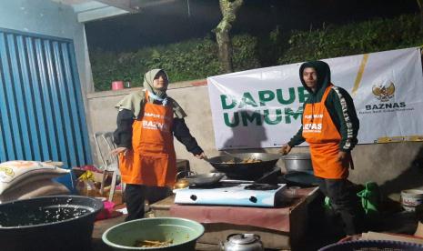 Kondisi pengungsi korban gempa di Kampung Puncak Manis, Desa Sukajaya, Kecamatan Cugenang, Kabupaten Cianjur. Relawan dan Baznas membantu pengadaan tenda dan dapur umum untuk para korban. Kemensos sebut dapur umum di Cianjur tetap dibuka hingga tiga bulan ke depan.