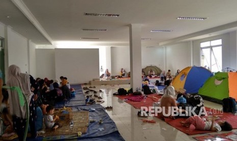   Kondisi pengungsi para pencari suaka di dalam gedung, tidur dengan beralaskan karpet, Selasa (16/7/2019).