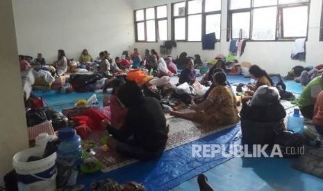 Kondisi pengungsian di Kampung Cijagra, Desa Bojongsoang, Kabupaten Bandung, Senin (26/2). Banjir di Kabupaten Bandung merendam tiga Kecamatan Bojongsoang, Baleendah dan Dayeuhkolot.