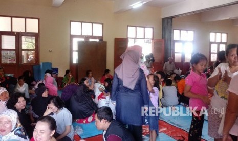 Kondisi pengungsian korban kebakaran Kelurahan Gudang, Bogor Tengah di SD Negeri 01 dan 02 Empang, Bogor, Selasa (26/12). Sebanyak 76 kepala keluarga atau 271 jiwa terkena dampak dari kebakaran yang terjadi pada Senin (25/12) ini. 