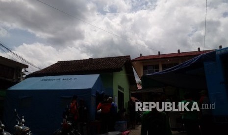 Kondisi pengungsian korban kebakaran Kelurahan Gudang, Bogor Tengah di SD Negeri 01 dan 02 Empang, Bogor, Selasa (26/12). Sebanyak 76 kepala keluarga atau 271 jiwa terkena dampak dari kebakaran yang terjadi pada Senin (25/12) ini. 