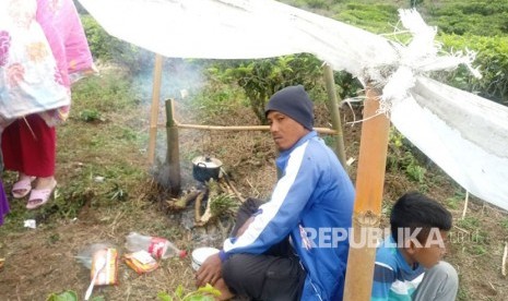 Kondisi pengungsian korban terdampak gempa Banten di Desa Nirmala, Kecamatan Nanggung, Kabupaten Bogor, Rabu (24/1). Sebanyak delapan kepala keluarga (KK) mengungsi di tempat ini karena rumah mereka di Desa Nirmala roboh. 