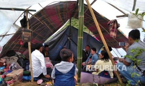 Kondisi pengungsian korban terdampak gempa Banten di Desa Nirmala, Kecamatan Nanggung, Kabupaten Bogor, Rabu (24/1). Sebanyak delapan kepala keluarga (KK) mengungsi di tempat ini karena rumah mereka di Desa Nirmala roboh. 