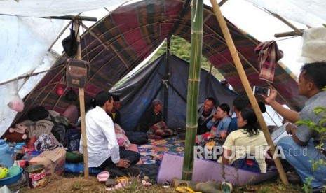 Kondisi pengungsian korban terdampak gempa Banten di Desa Nirmala, Kecamatan Nanggung, Kabupaten Bogor, Rabu (24/1). Sebanyak delapan kepala keluarga (KK) mengungsi di tempat ini karena rumah mereka di Desa Nirmala roboh. 