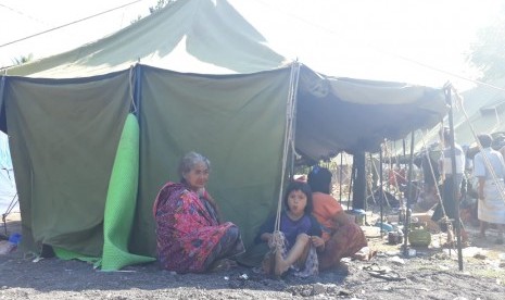 Kondisi pengungsian korban terdampak gempa di Dusun Medas, Desa Obel-obel, Kecamatan Sambelia, Kabupaten Lombok Timur, NTB, Senin (30/7).