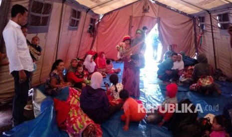 Kondisi pengungsian korban terdampak gempa Lebak, Banten, di Desa Malasari, Kecamatan Nanggung, Kabupaten Bogor, Rabu (24/12) sore.