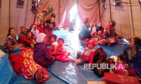 Residents affected by Lebak earthquake stay at refugees camp in Malasari Village, District Nanggung, Bogor Regency on Wednesday(Jan 24)..