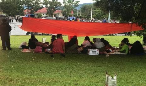 Kondisi pengungsian ribuan warga di Kantor Bupati Pasaman Barat, Pasca Gempa dengan magnitudo, 6,2 , Sabtu (26/2) 