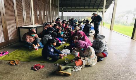 Kondisi pengungsian warga Komplek Gunung Mas Puncak, Kabupaten Bogor yang terdampak banjir bandang, di Wisma Gunung Mas, Selasa (19/2). 