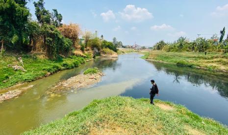 Kondisi perbatasan Sungai Cikeas dan Sungai Cileungsi yang tercemar, di Desa Bojongkulur, Kecamatan Gunung Putri, Kabupaten Bogor, Senin (23/10/2023). 