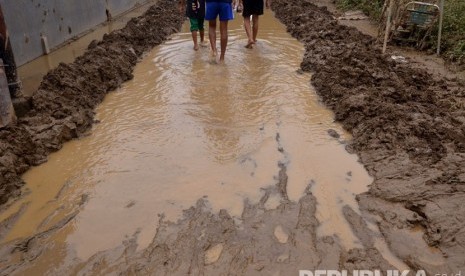 Kondisi Perumahan Villa Nusa Indah 2 pascabanjir yang menggenangi wilayah tersebut, Selasa (26/4). (foto : MgROL_45)