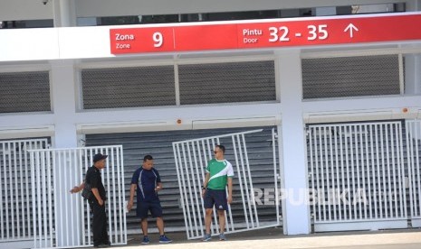 Kondisi  pintu masuk gate 9 usai  rusak  di jebol saat laga final Piala Presiden 2018 antara Persija melawan Bali United di SUGBK, Jakarta,Ahad(18/2). 