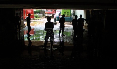   Kondisi pintu masuk menuju basement I Gedung UOB di Jalan MH. Thamrin, Jakarta Pusat,Ahad (20/1).  (Republika/Yasin Habibi)