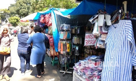 Pemkot Bogor menertibkan PKL di beberapa kawasan di Bogor untuk pembangunan Alun-alun dan memperluas pedestrian. Foto: Kondisi PKL di Jalan Dewi Sartika, Kota Bogor, Rabu (20/6). 