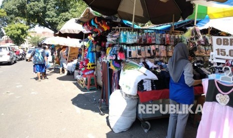 Pemkot Bogor ingin melebarkan kawasan pejalan kaki di Kota sehingga PKL dihilangkan. Foto: PKL di Jalan Dewi Sartika, Kota Bogor, Rabu (20/6).