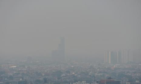 Kondisi polusi di langit Jakarta terlihat dari Gedung Perpustaakan Nasional, Jakarta, Senin (14/8/2023). 