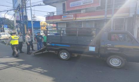 Kondisi Pos Pemeriksaan Kacuk Barat di perbatasan wilayah Kota Malang dan Kabupaten Malang. Pos ini bertujuan untuk memeriksa hewan ternak yang memasuki wilayah Kota Malang guna memutus penyebaran wabah Penyakit Mulut dan Kuku (PMK). 