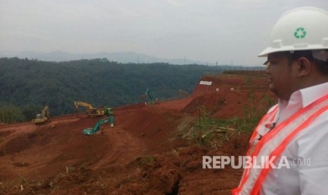 Kondisi proyek bendungan Leuwikeris di desa Desa Ciharalang, Kecamatan Cijeungjing, Kabupaten Ciamis, Jumat, (24/3). Para pekerja dari PT Hutama Karya tengah mengerjakan jalan akses dan terowongan.