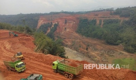 Kondisi proyek bendungan Leuwikeris di desa Desa Ciharalang, Kecamatan Cijeungjing, Kabupaten Ciamis, Jawa Barat.