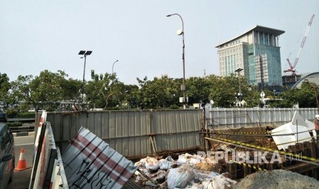 Kondisi proyek Light Rapid Transit (LRT) yang amblas di depan Menara Saidah, Jalan MT Haryono, Jakarta, Jumat (13/10).