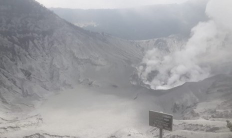 Kondisi puncak TWA Gunung Tangkuban Perahu yang dipenuhi abu vulkanik akibat erupsi pada Jumat (26/7) kemarin. 