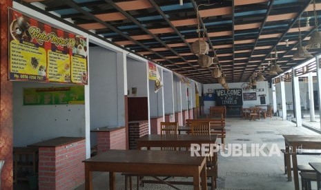 Kondisi pusat kuliner di Pemalang, Gandulan Culinary Center (GCC),  Kamis (6/6). Meski sudah memasuki arus mudik dan balik, pusat kuliner ini  tetap sepi pengunjung. 