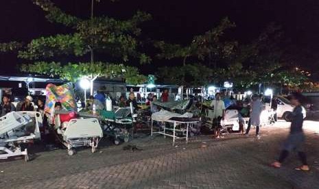 Kondisi RSUD Gerung, Kabupaten Lombok Barata. Menyusul bencana gempa, sejumlah pasien di rumah sakit ini dievakuasi di luar rumah sakit.   