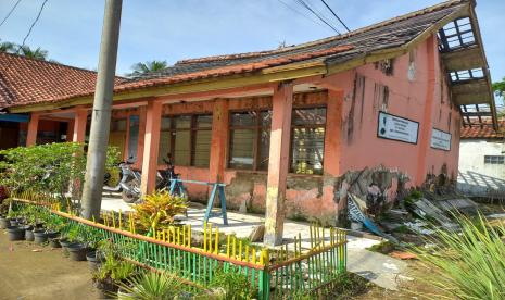 Kondisi ruangan yang rusak di SDN 2 Karangpawitan, Kecamatan Padaherang, Kabupaten Pangandaran, Rabu (8/7/2022). Sebanyak dua ruangan di sekolah itu mengalami kerusakan. Satu rusak berat dan satu rusak ringan.