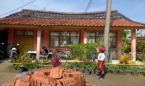  Kondisi ruangan yang rusak di SDN 2 Karangpawitan, Kecamatan Padaherang, Kabupaten Pangandaran, Rabu (8/7/2022). Sebanyak dua ruangan di sekolah itu mengalami kerusakan. Satu rusak berat dan satu rusak ringan.