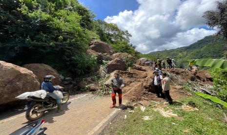 Badan Penanggulangan Bencana Daerah (BPBD) Kabupaten Tasikmalaya menyampaikan bencana tanah tebing longsor menutup badan jalan sehingga mengganggu akses jalur antarkabupaten di Cineam, Tasikmalaya, menuju Kabupaten Pangandaran lintas selatan, Jawa Barat (Foto: ilustrasi)