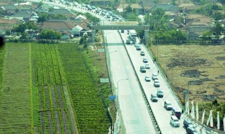   Kondisi ruas tol Kanci-Pejagan, Kabupaten Brebes, Jawa Tengah, Kamis (16/8) tampak dari udara ramai lancar. (Aditya Pradana Putra/Republika)