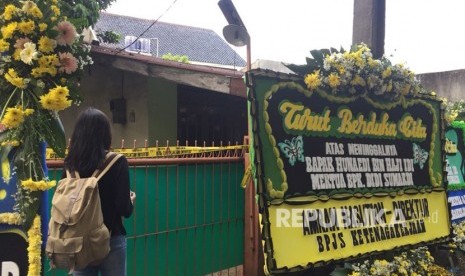 Kondisi rumah korban pembunuhan di wilayah Cilandak, Jakarta Selatan, masih dikelilingi garis polisi dan dipenuhi karangan bunga, Jumat (6/4). 