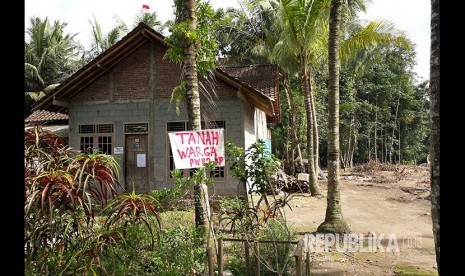 Kondisi rumah-rumah masyarakat yang masih bertahan menolak penggusuran pembangunan New Yogyakarta International Airport di Desa Palihan, Kabupaten Kulonprogo, DIY, Rabu (6/12) pagi.