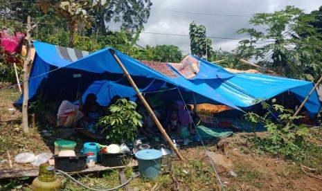 Kondisi rumah rusak dan tenda pengungsian di Dusun Torean, Desa Loloan, Kecamatan Bayan, Kabupaten Lombok Utara, NTB, Senin (30/7).