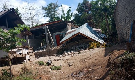 Kondisi rumah rusak dan tenda pengungsian di Dusun Torean, Desa Loloan, Kecamatan Bayan, Kabupaten Lombok Utara, NTB, Senin (30/7).