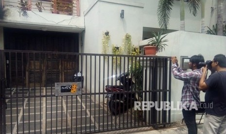 Kondisi rumah Wakil ketua KPK Laode M Syarif pascapelemparan bom molotov di Kalibata Selatan, Jakarta, Rabu (9/1/2019).