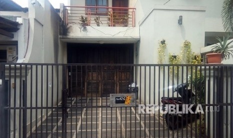 Kondisi rumah Wakil ketua KPK Laode M Syarif pascapelemparan bom molotov di Kalibata Selatan, Jakarta, Rabu (9/1/2019).