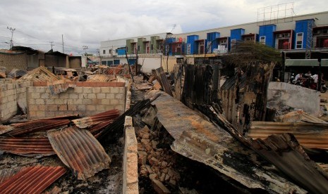 Kondisi rumah warga masyarakat yang terbakar di Entrop, Kota Jayapura, Papua, Minggu (1/9/2019). Kondisi Jayapura mulai kondusif pascaaksi unjuk rasa warga Papua pada hari Kamis (29/8/2019). 