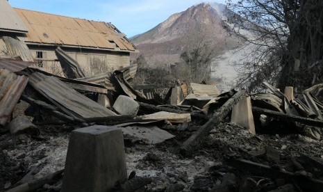 Kondisi rumah warga yang hangus terbakar dampak erupsi Gunung Sinabung, di Desa Gamber, Karo, Sumatera Utara, Minggu (22/5). 