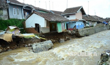 Kondisi rumah yang berada ditepian Sungai Ciwidey rusak berat akibat diterjang banjir bandang, di Desa Margamulya, Kecamatan Pasirjambu, Kabupaten Bandung, Kamis (4/5). Dalam peristiwa tersebut sedikitnya 27 rumah warga rusak berat.