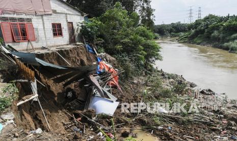 Kondisi rumah yang rusak akibat pergeseran tanah di Kampung Pisangan, Tambun Utara, Kabupaten Bekasi, Jawa Barat, Sabtu (22/1/2022). Menurut warga setempat sebanyak tiga rumah rusak akibat pergeseran tanah di pinggiran Kali Bekasi pada Kamis (20/1/2022).