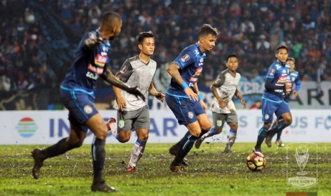 Kondisi rumput Stadion Gajayana pada Piala Presiden 2018.