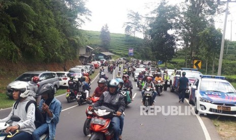 Kondisi saat kepolisian menggelar olah TKP pascakecelakaan maut yang melibatkan Bus Pariwisata Premium Passion, di Jl Raya Bandung-Subang via Lembang, Kampung Cicecang, Desa/Kecamatan Ciater, Ahad (11/2). 