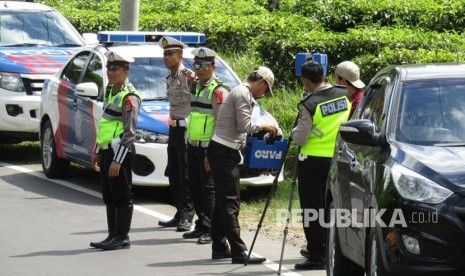 Kondisi saat kepolisian menggelar olah TKP pascakecelakaan maut yang melibatkan Bus Pariwisata Premium Passion, di Jl Raya Bandung-Subang via Lembang, Kampung Cicecang, Desa/Kecamatan Ciater, Ahad (11/2).