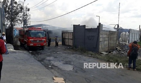 Kondisi salah satu gudang di Komplek Pergudangan 99 Kosambi, Kabupaten Tangerang yang terbakar, Kamis (26/10)