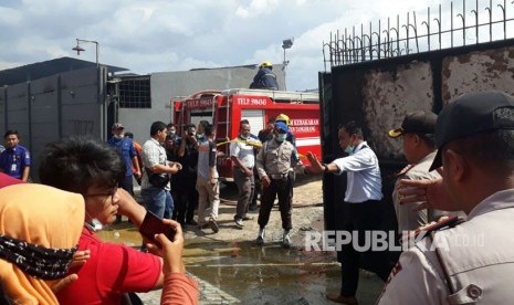 Kondisi salah satu gudang di Komplek Pergudangan 99 Kosambi, Kabupaten Tangerang yang terbakar, Kamis (25/10) pagi tadi. 