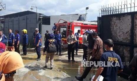 Kondisi salah satu gudang di Komplek Pergudangan 99 Kosambi, Kabupaten Tangerang yang terbakar, Kamis (25/10) pagi tadi. 